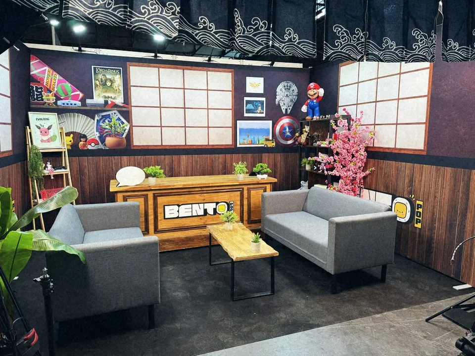 Décor du plateau Bento Pop monté en hall d’exposition.